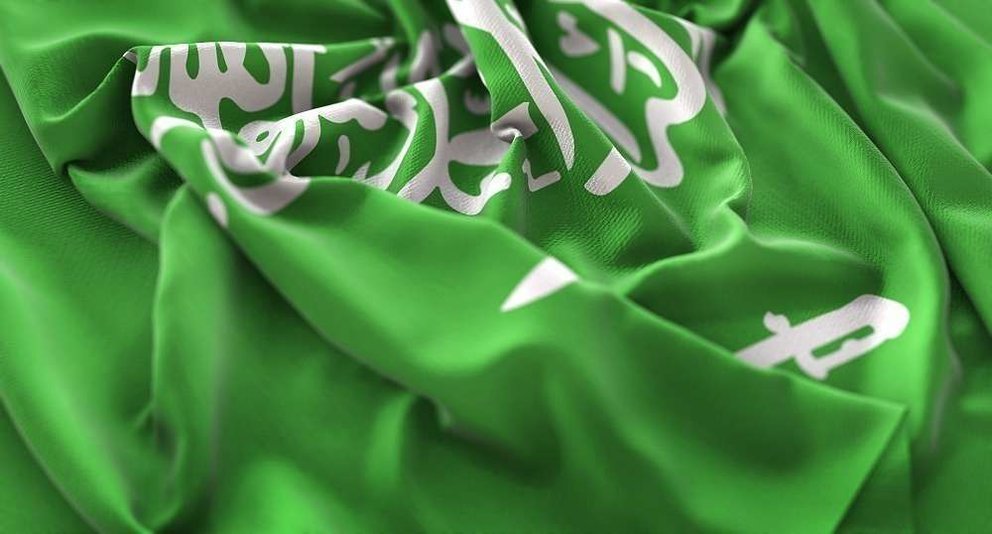 Bandera de Arabia Saudita al viento. (www.freepik.es)