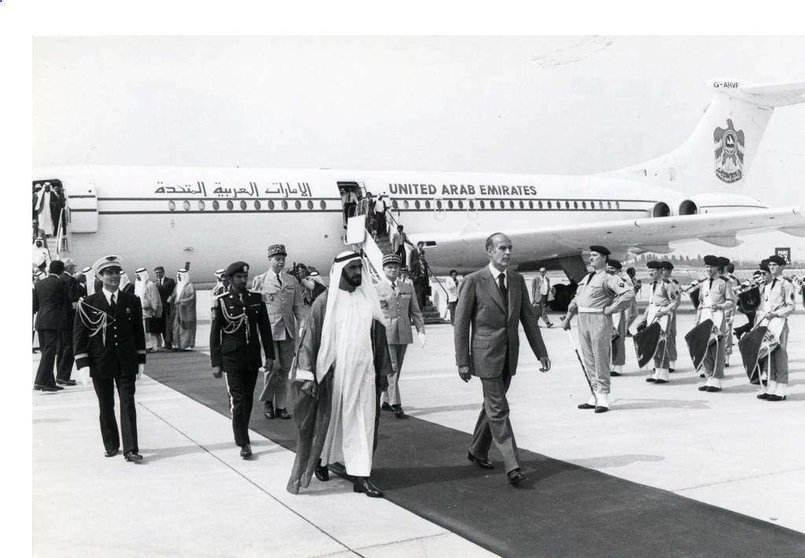 El 3 y 4 de julio de 1975, el jeque Zayed llevó a cabo la primera visita a París, donde fue recibido por el entonces presidente de Francia, Valery Giscard. (@ ludovic_pouille)