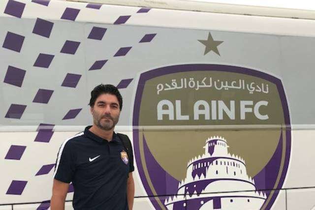 Luis Aragón en la secretaría del Al Ain FC.
