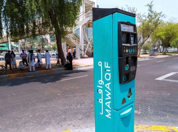 Máquina para pagar el aparcamiento en la calle en Abu Dhabi.
