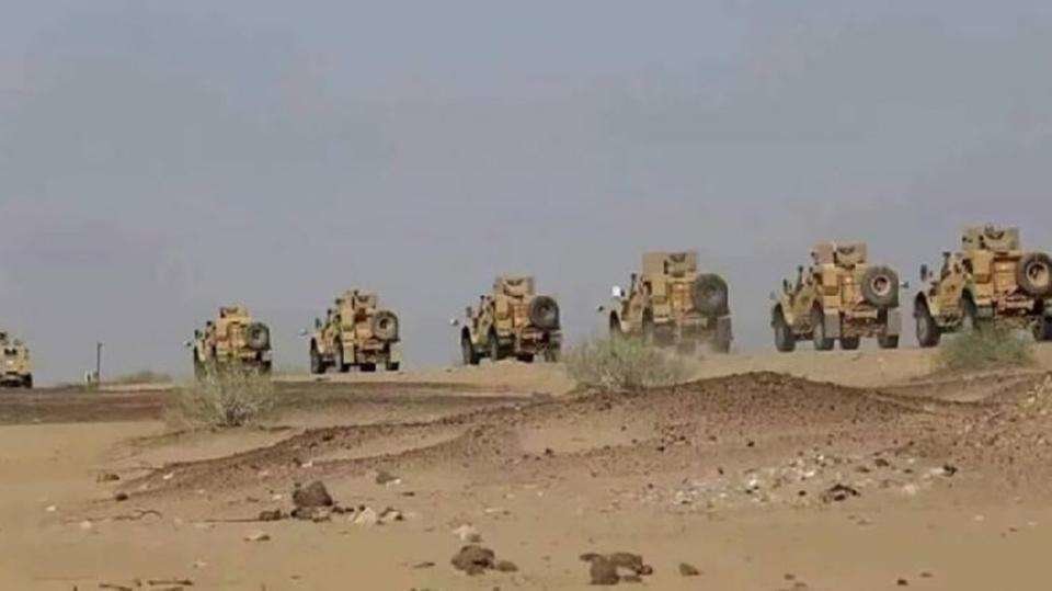 Vehículos blindados en la costa occidental de Yemen.