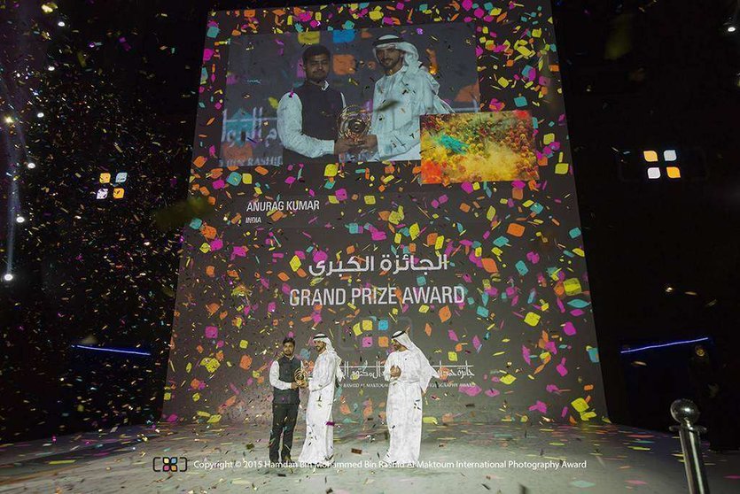 El jeque Hamdan entregando premio HIPA al ganador. (HIPA)