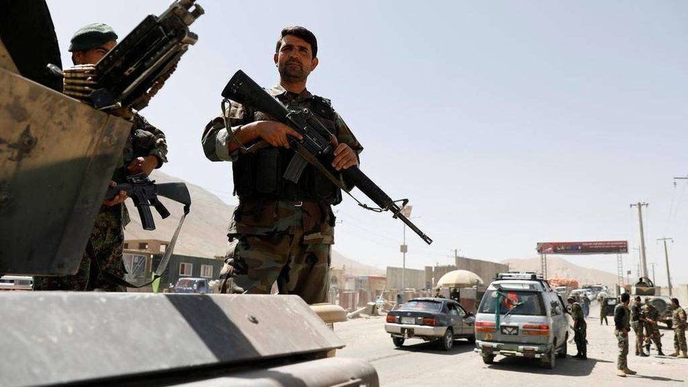 En la imagen de Reuters, soldados afganos vigilan la carretera a Kabul.