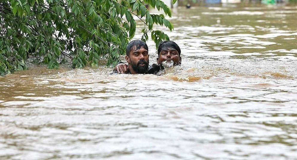En la imagen de Reuters, dos jóvenes indios literalmente con el agua al cuello.