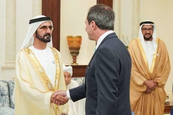 El gobernante de Dubai saluda al embajador de Argentina en EAU.