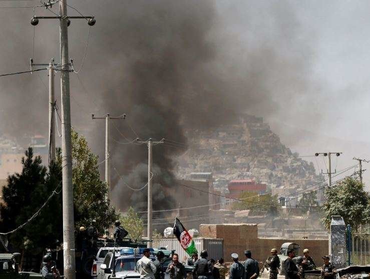 Insurgentes disparan cohetes contra el palacio presidencial en Kabul.