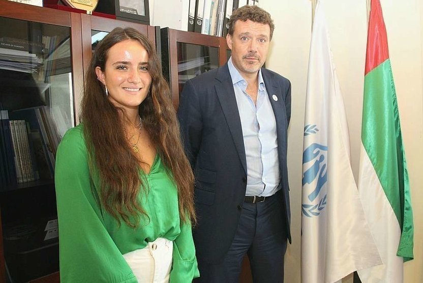 La estudiante española Belén Gavin, junto Toby Harward, director de la sede de ACNUR en Abu Dhabi. (EL CORREO)