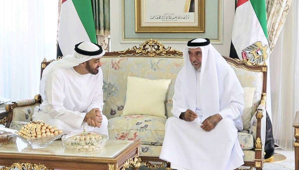 El presidente de Emiratos Árabes Unidos, el jeque Khalifa bin Zayed Al Nahyan, durante su encuentro en Francia con el jeque Mohammed bin Zayed Al Nahyan, príncipe heredero de Abu Dhabi. (WAM)