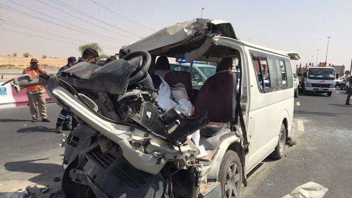 Estado en el que quedó el minibús tras impactar contra el camión. (Policía de Dubai)