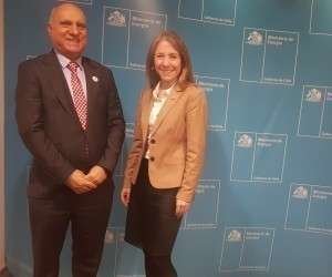 El embajador de UAE en Chile junto a la ministra de Energía chilena.
