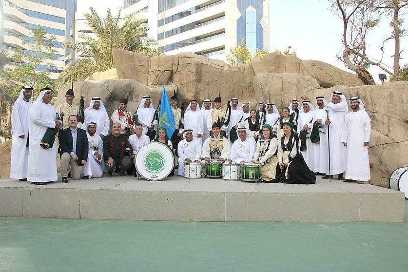 Gaiteros asturianos y emiratíes, junto a los responsables del encuentro en las terrazas de Wafi en Dubai. (Leonardo Agudelo / EL CORREO)