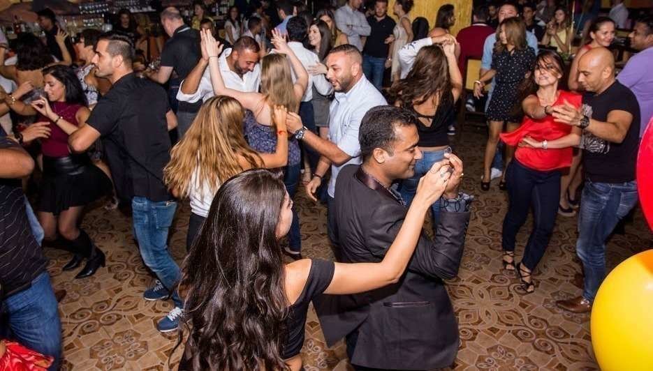 Público bailando durante una fiesta en Dubai. (Cedida)