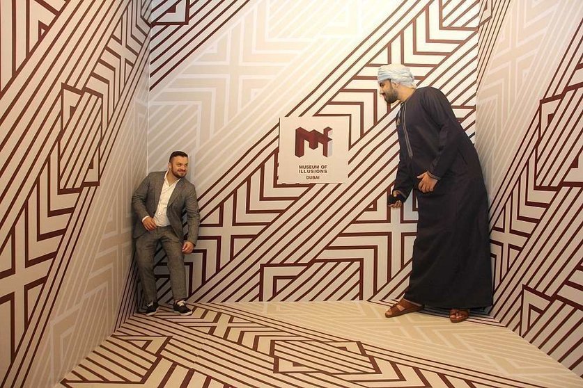 En esta habitación del Museo de las Ilusiones de Dubai se puede crecer en estatura o encoger. (EL CORREO)