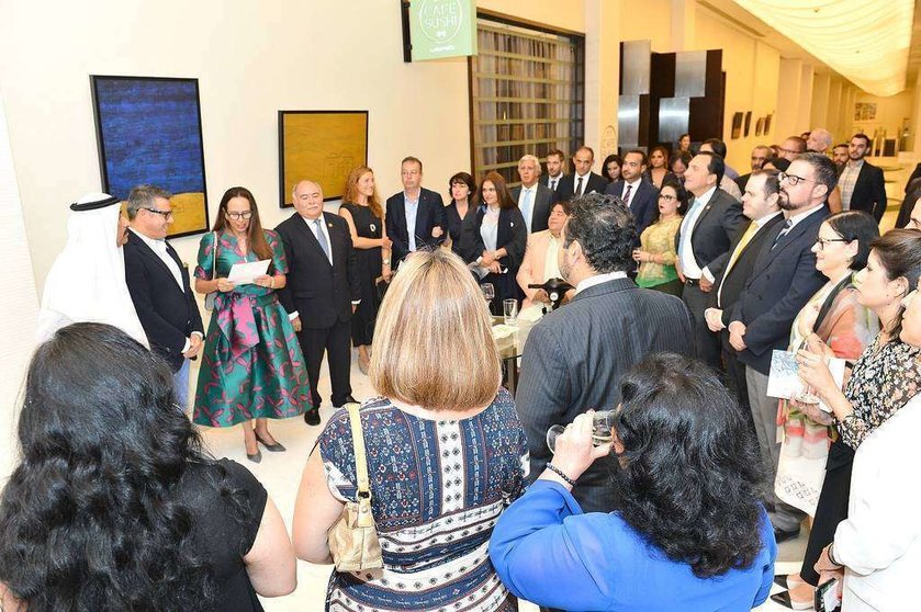 La embajadora de México interviene en la inauguración de la muestra pictórica en presencia del artista José Toledo y de las decenas de personas que asistieron al acto. (Manaf K. Abbas / EL CORREO)
