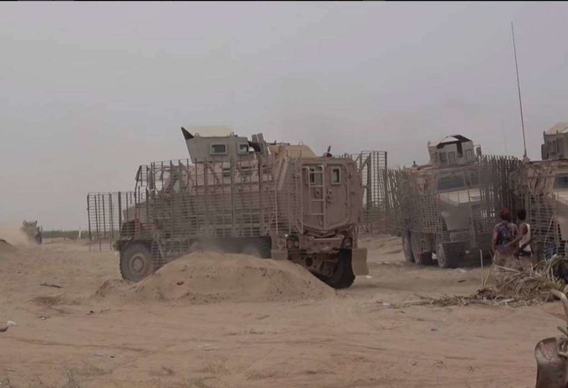 Vehículos blindados en la costa occidental de Hodeidah en Yemen.
