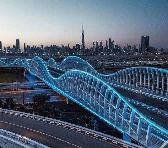 Una imagen al atardecer del emirato de Dubai.
