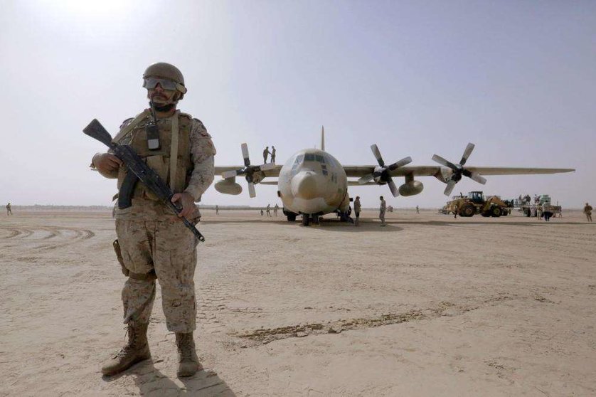 Un soldado de la Coalición Árabe vigila un aeropuerto en Yemen.