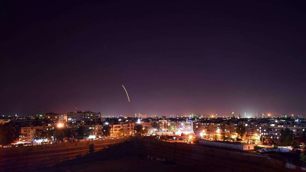Imagen ofrecida por la agencia oficial siria SANA de defensas antiaéreas activadas durante un supuesto ataque israelí cerca de Damasco en pasado 16 de septiembre. (Handout / AFP)