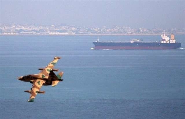 En la imagen de Reuters, un avión iraní en el Estrecho de Ormuz.