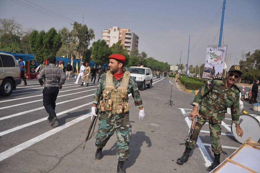 Soldados iraníes patrullan después del ataque terrorista en un desfile militar en la ciudad de Ahvaz. (EPA)