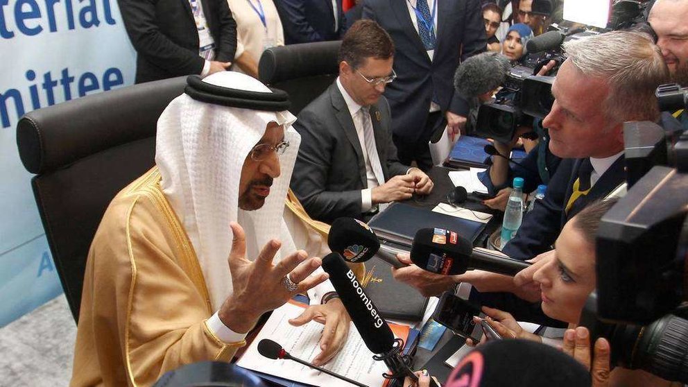 El ministro de Petróleo de Arabia Saudita, Khalid Al Falih, responde a los periodistas en Argel. (AP)