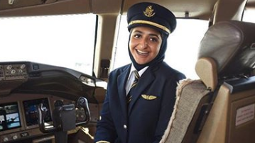 La jequesa Mozah bint Marwan bin Mohammed bin Hasher Al Maktoum a los mandos del avión de Emirates. 