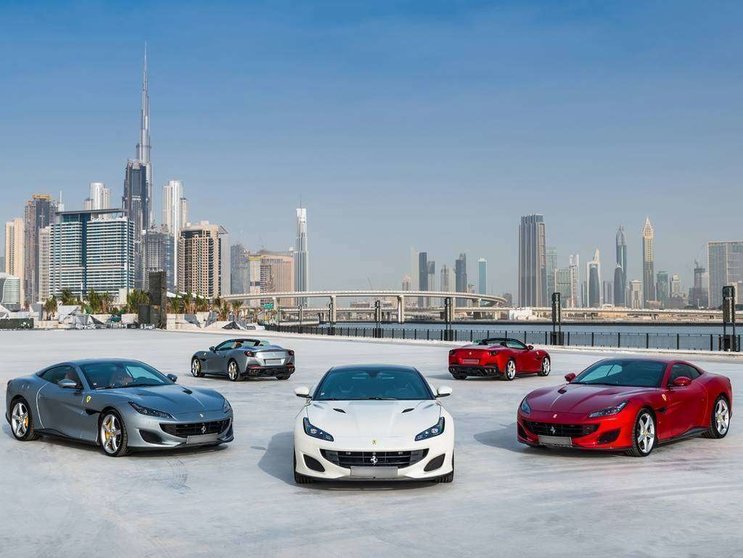 Vehículos marca Ferrari Portofino en Dubai.
