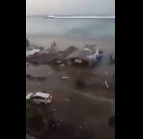 Una captura de Twitter del tsunami en las islas Célebes.