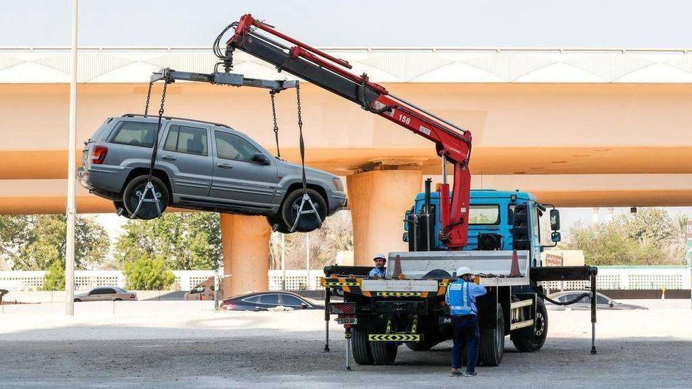 Mawaqif remolca un automóvil  de la zona de arena frente al hotel Park Rotana en Abu Dhabi. (Victor Besa / El Nacional) 