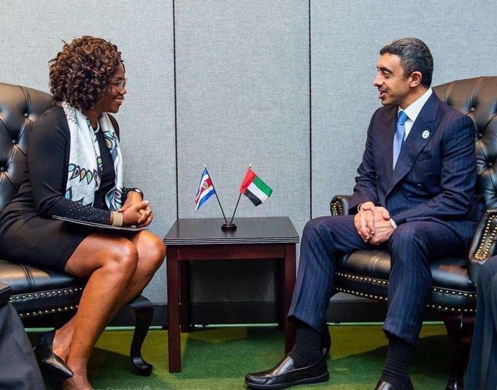 La vicepresidenta de Costa Rica durante su reunión con el ministro de Exteriores de EAU en la ONU. 