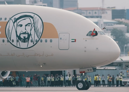 El A380 del Año de Zayed de Etihad a su llegada a la nueva pista del aeropuerto de Velana. 