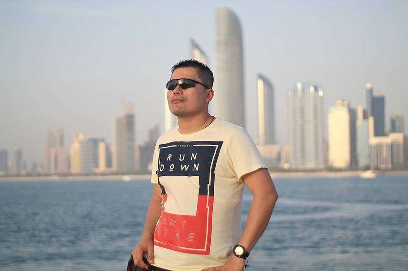 El colombiano Wilmer Monje, con el skyline de la Corniche de Abu Dhabi de fondo. (Cedida)