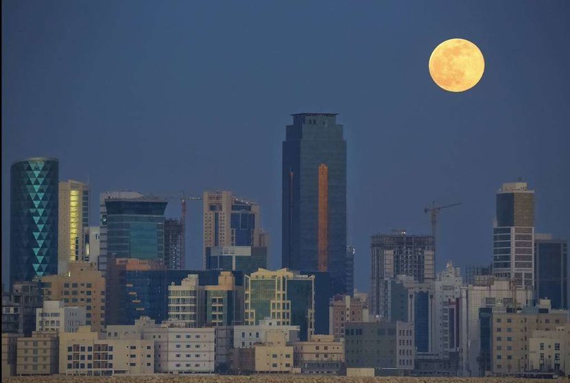 Luna llena sobre la capital de Bahréin, Manama.