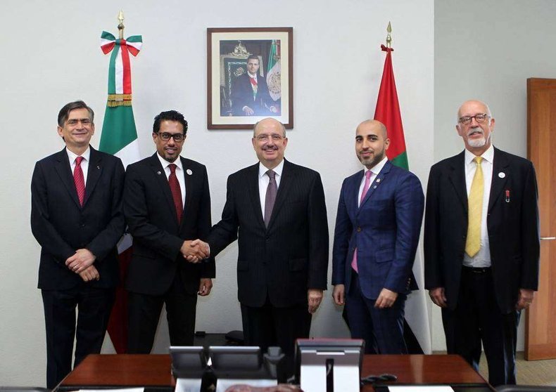 Hatem Ahmed Al Minhali, embajador de Emiratos Árabes Unidos en México, junto a Carlos de Icaza González, subsecretario de Relaciones Exteriores de México durante un encuentro celebrado en agosto.