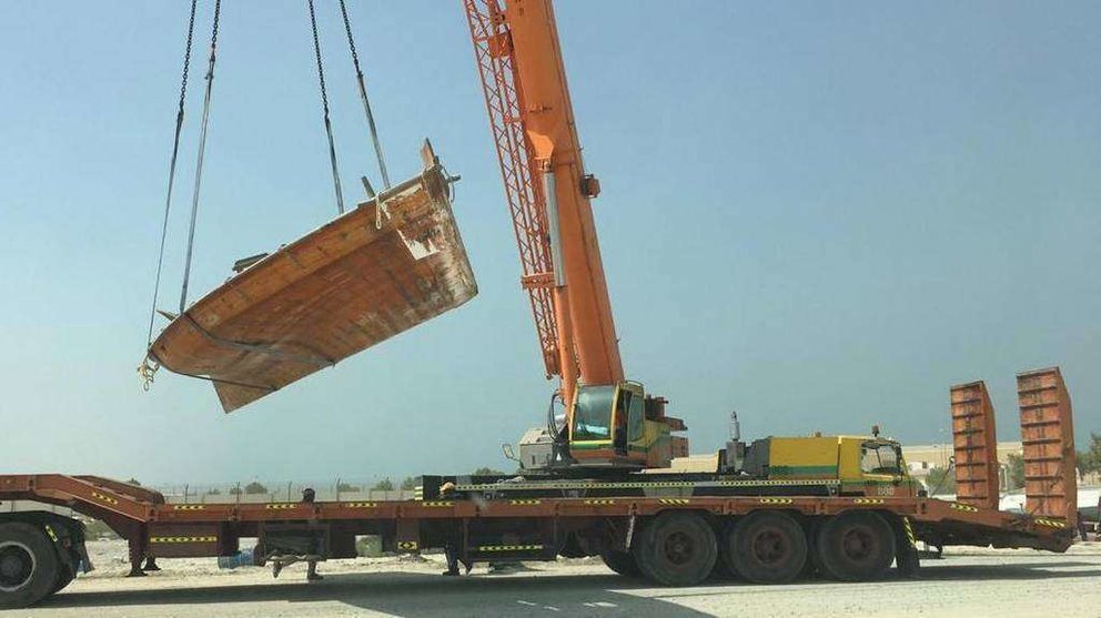 La municipalidad de Abu Dhabi difundió la imagen del trabajo de retirada de embarcaciones.