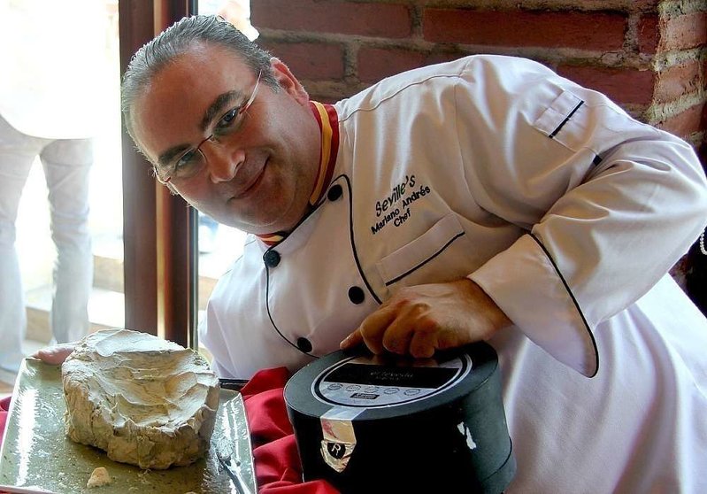 El chef y presentador Mariano Andrés muestra un queso cabrales en la celebración del Día de Asturias en el restaurante Seville's. (EL CORREO)