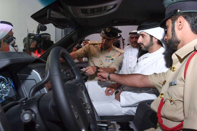 El jeque Hamdan bin Mohammmed bin Rashid Al Makoum en el coche inteligente de la Policía de Dubai. (@GitexTechWeek)