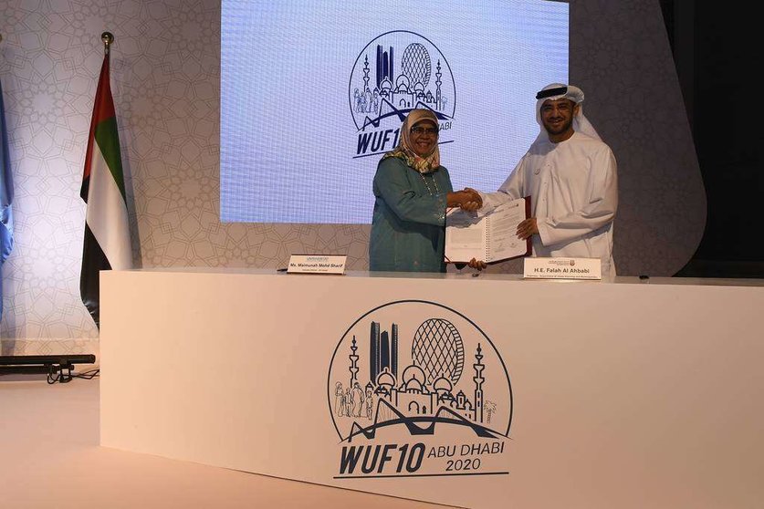 Firma del acuerdo para la organización del Foro Urbano Mundial en Abu Dhabi. (WAM)