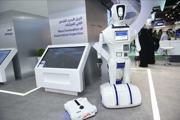 La RTA ha presentado en Gitex 2018 este robot inteligente para la inspección técnica de vehículos. (WAM)