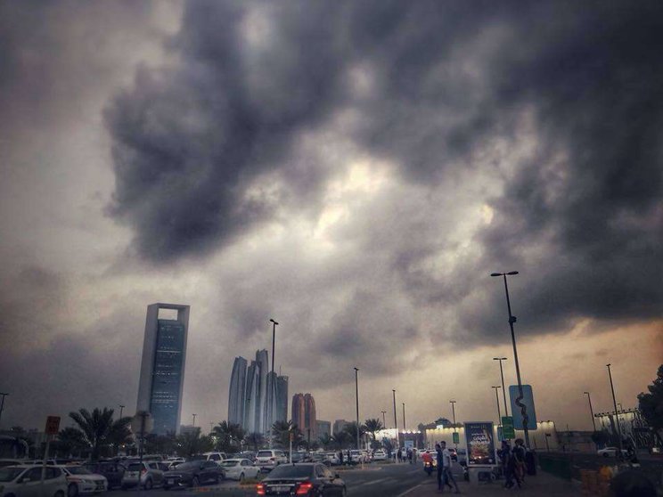 Nubes sobre el cielo de Abu Dhabi. (EL CORREO)