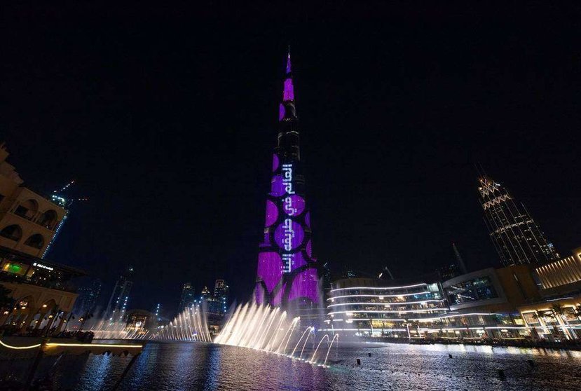 El Burj Khalifa, iluminado durante la cuenta atrás para la Expo 2020. (@expo2020dubai)