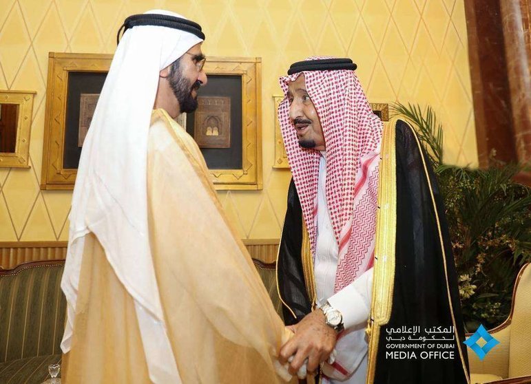 Sheikh Mohammed bin Rashid Al Maktoum saluda al rey Salman a su llegada a palacio. (WAM)