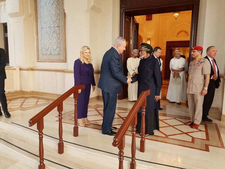 El primer ministro Netanyahu saluda al sultán de Omán, Kabus Ben Said (Vía Haaretz)