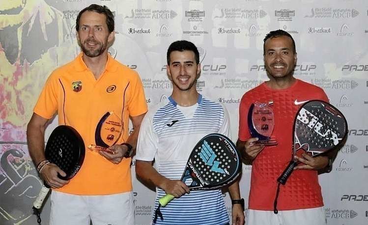 El jugador internacional Álvaro Cepero -en el centro-, junto a Raúl Cuesta en las instalaciones del Abu Dhabi Country Club. (Cedida)