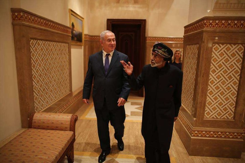 Benjamín Netanyahu, primer ministro de Israel y el sultán de Omán, Qaboos bin Said. ( GPO: vía Facebook)