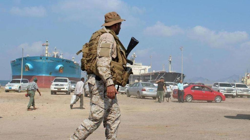 Un soldado en el puerto de Adén en Yemen.
