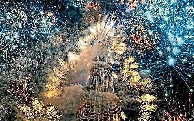 Fuegos artificiales por Fin de Año en el Burj Khalifa.