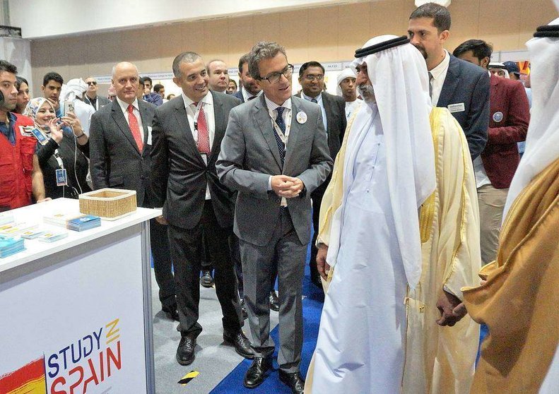 El jeque Nahyan bin Mubarak Al Nahyan junto al embajador Antonio Álvarez en el pabellón de España. (Marta del Olmo / EL CORREO)