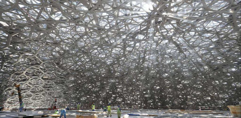 Una imagen de la cúpula del Museo del Louvre de Abu Dhabi.