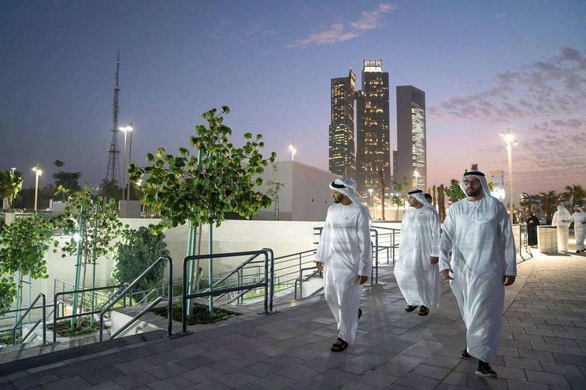 Sheikh Mohammed bin Zayed, durante su recorrido por el desarrollo urbanístico de Al' Bahar. (WAM)